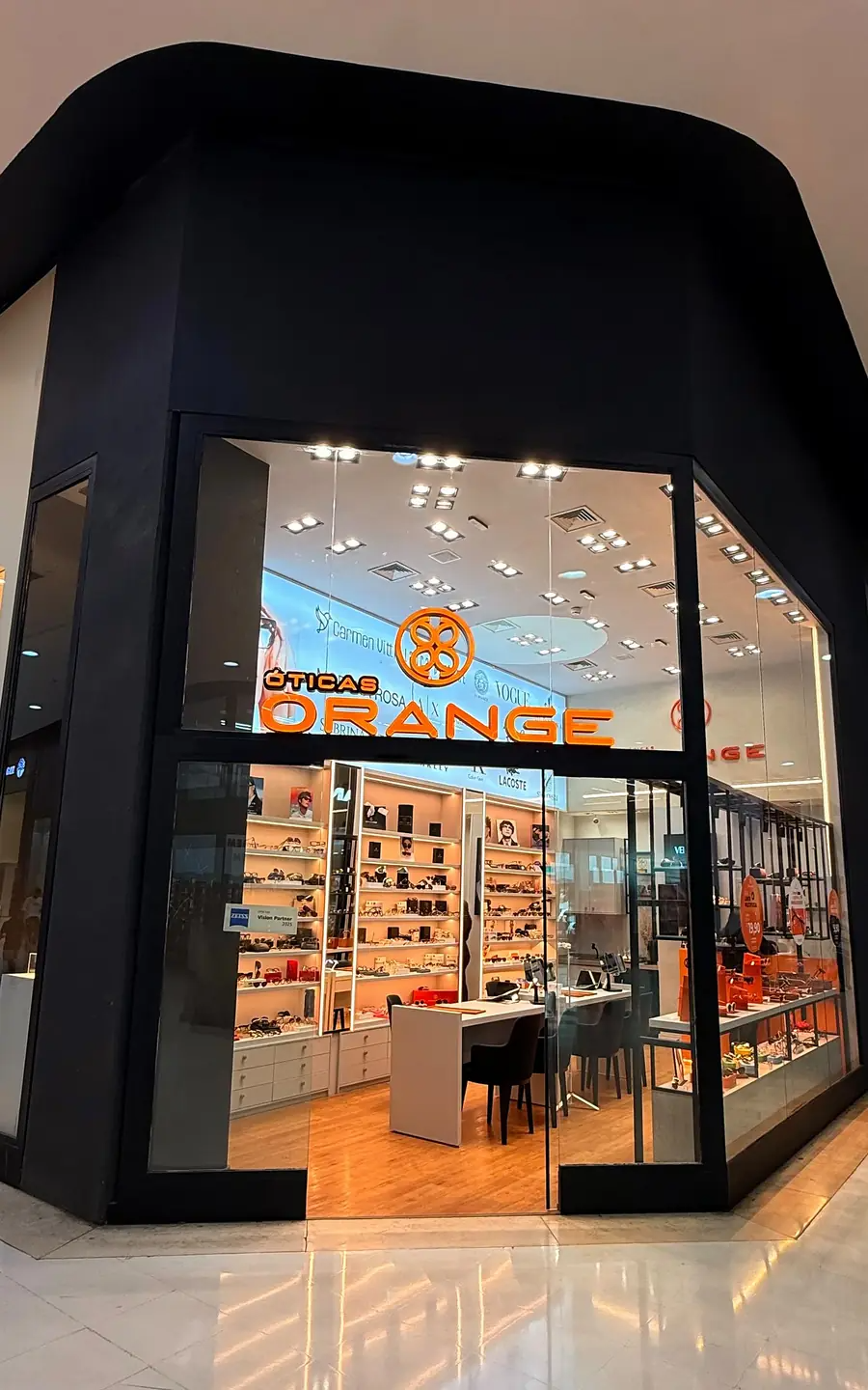 Óticas Orange - Fachada da Loja